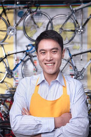 servir (au restaurant) - Portrait of young male mechanic in bicycle store, Beijing Photographie de stock - Premium Libres de Droits, Code: 6116-07235576