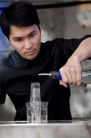 shot - Bartender pouring licour on shot glass pyramid Stock Photo - Premium Royalty-Free, Code: 6116-07235667