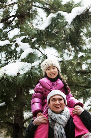 simsearch:6116-07086573,k - Father and daughter under tree covered in snow Foto de stock - Royalty Free Premium, Número: 6116-07235692