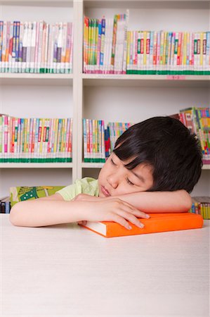 ennui (manque d'intérêt) - Boy Asleep on Book Photographie de stock - Premium Libres de Droits, Code: 6116-07235611