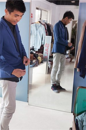 simsearch:649-07436511,k - Young man trying on jacket at fashion store Stockbilder - Premium RF Lizenzfrei, Bildnummer: 6116-07235754