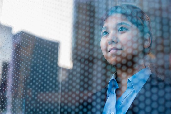 Businesswoman looking out through window, reflection of the city on the glass Photographie de stock - Premium Libres de Droits, Le code de l’image : 6116-07235783