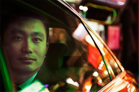 Contemplative Businessman in the back seat of a car looking out through window at night, Beijing Foto de stock - Sin royalties Premium, Código: 6116-07235798