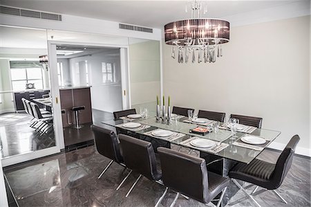 simsearch:6116-07235704,k - Dining room with modern furniture and chandelier. Stockbilder - Premium RF Lizenzfrei, Bildnummer: 6116-07235702