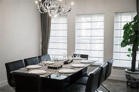 simsearch:6116-07235711,k - Dining room with modern furniture and chandelier. Stockbilder - Premium RF Lizenzfrei, Bildnummer: 6116-07235711