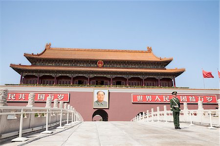 plaza de tiananmen - Tiananmen Square, Gate of Heavenly Peace with Mao's Portrait and guard, Beijing, China. Foto de stock - Sin royalties Premium, Código: 6116-07235805