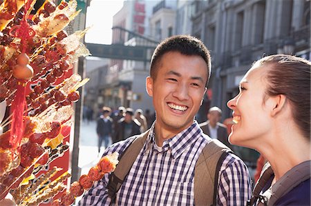 Two young people with candied haw. Photographie de stock - Premium Libres de Droits, Code: 6116-07235808