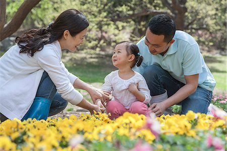 simsearch:614-06896697,k - Family sitting in flower garden. Photographie de stock - Premium Libres de Droits, Code: 6116-07235926