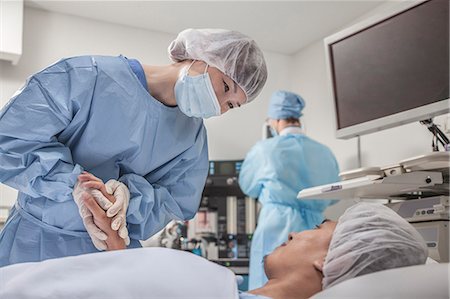 simsearch:6116-07236163,k - Surgeon consulting a patient, holding hands, getting ready for surgery Photographie de stock - Premium Libres de Droits, Code: 6116-07236080