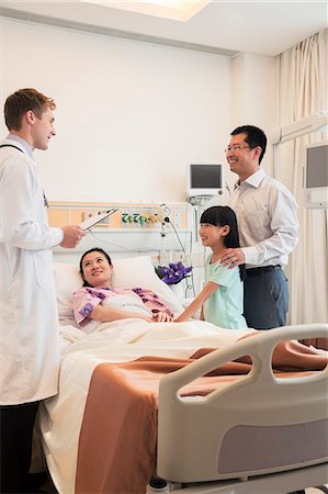 Family visiting the mother in the hospital, discussing with the doctor Foto de stock - Sin royalties Premium, Código: 6116-07236096