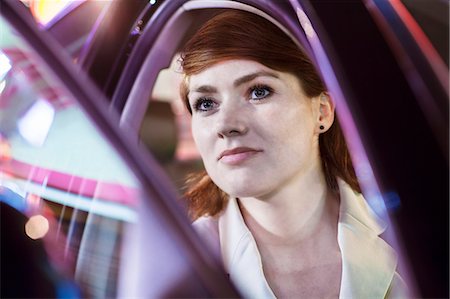 Serene businesswoman opening car door at night, close-up, reflected lights Photographie de stock - Premium Libres de Droits, Code: 6116-07236490