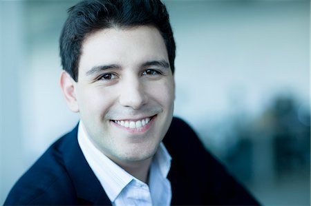 Portrait of smiling young businessman looking at the camera Foto de stock - Sin royalties Premium, Código: 6116-07236562