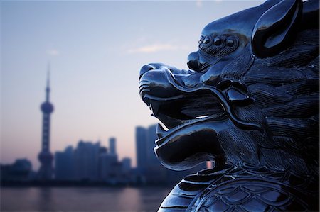shanghai tower - Close-up of traditional Chinese statue with Shanghai skyline in the background Foto de stock - Sin royalties Premium, Código: 6116-07236602