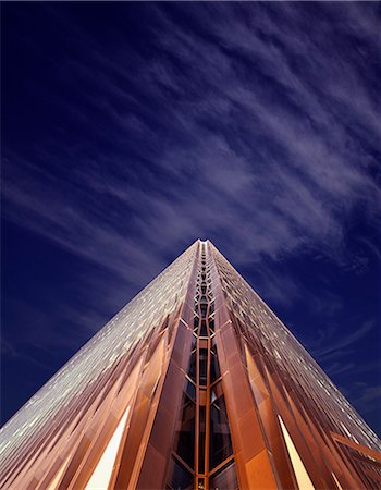 futurista - Office skyscraper, low angle, night time Photographie de stock - Premium Libres de Droits, Code: 6116-07236604