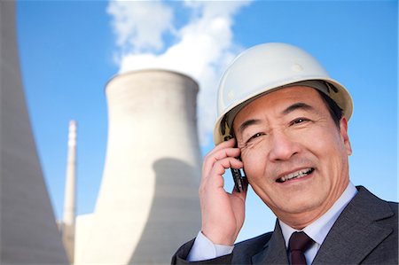 Businessman on mobile phone at power plant Foto de stock - Sin royalties Premium, Código: 6116-08311898