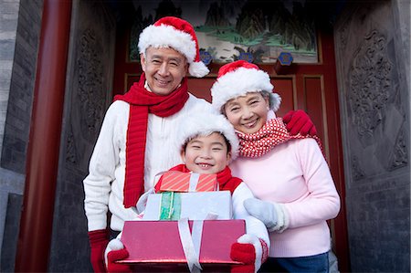 extended family portrait house front - Family holding Christmas Gifts Stock Photo - Premium Royalty-Free, Code: 6116-08311916