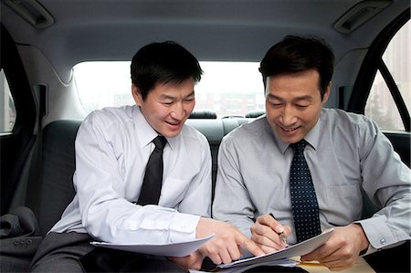 simsearch:6116-07085577,k - Businessmen working in back of car Foto de stock - Royalty Free Premium, Número: 6116-08312005