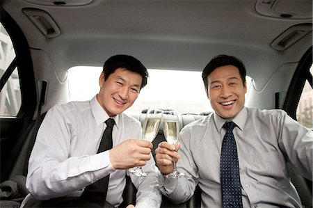simsearch:6116-07085577,k - Businessmen toasting in back of car Foto de stock - Royalty Free Premium, Número: 6116-08312009