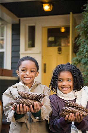 simsearch:6116-08945538,k - Children with pine cones Photographie de stock - Premium Libres de Droits, Code: 6116-08945545