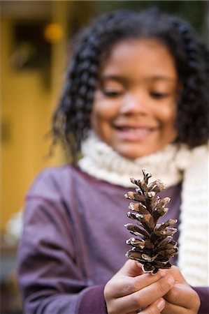 simsearch:6116-08945538,k - Girl with a pine cone Photographie de stock - Premium Libres de Droits, Code: 6116-08945548