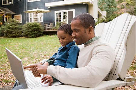 simsearch:6116-08945538,k - Father and son using laptop in garden Photographie de stock - Premium Libres de Droits, Code: 6116-08945529