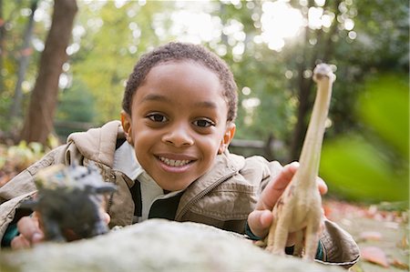 Boy with toy dinosaurs Photographie de stock - Premium Libres de Droits, Code: 6116-08945532