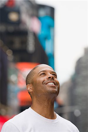 Man looking up Photographie de stock - Premium Libres de Droits, Code: 6116-08945683