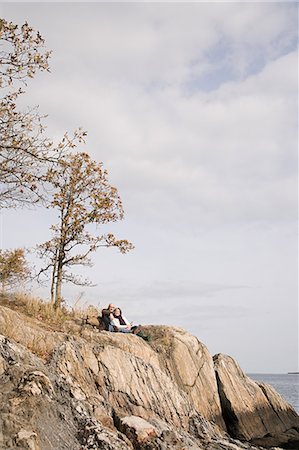 simsearch:6116-08915113,k - Mature couple resting on rocks Photographie de stock - Premium Libres de Droits, Code: 6116-08915145