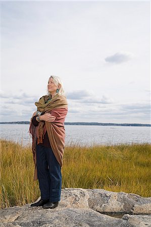 simsearch:6116-08915152,k - Senior woman standing near a lake Foto de stock - Sin royalties Premium, Código: 6116-08915163