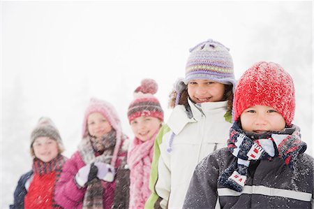 simsearch:6102-08120961,k - Children in the snow Foto de stock - Sin royalties Premium, Código: 6116-08915174