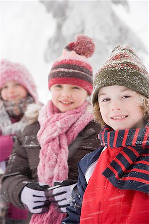 simsearch:6102-08120961,k - Children in the snow Foto de stock - Sin royalties Premium, Código: 6116-08915175