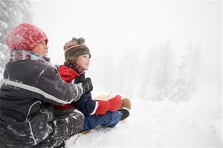 simsearch:628-01495418,k - Boys on toboggan Foto de stock - Sin royalties Premium, Código: 6116-08915195