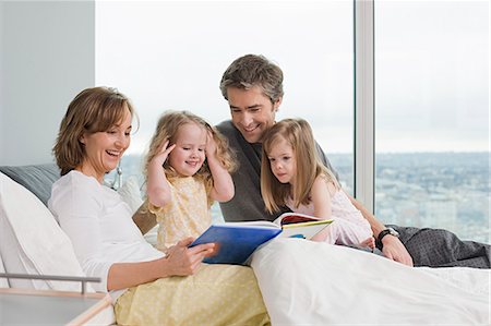 simsearch:614-06442610,k - family reading a book Stockbilder - Premium RF Lizenzfrei, Bildnummer: 6116-08915265