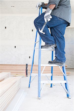 A builder holding a hammer Photographie de stock - Premium Libres de Droits, Code: 6116-08915379