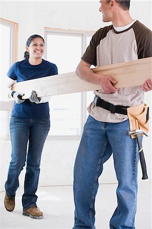 simsearch:6116-08915408,k - A couple holding a plank of wood Foto de stock - Sin royalties Premium, Código: 6116-08915385