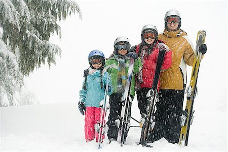 simsearch:6102-08120961,k - Family with skis Foto de stock - Sin royalties Premium, Código: 6116-08915304