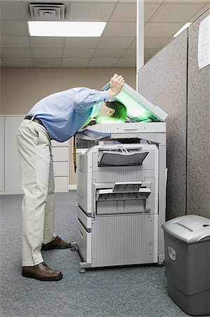 simsearch:6108-05868711,k - Man photocopying his head Photographie de stock - Premium Libres de Droits, Code: 6116-08915433