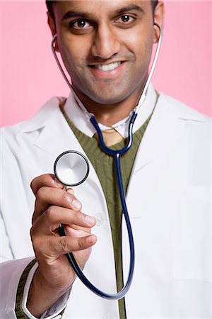 simsearch:6116-08915550,k - Doctor holding a stethoscope Foto de stock - Royalty Free Premium, Número: 6116-08915597