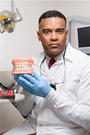 simsearch:6116-08915550,k - Dentist holding false teeth Foto de stock - Sin royalties Premium, Código: 6116-08915594
