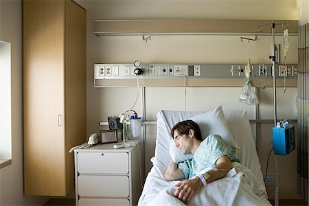 patient on bed and iv - Hospital patient sleeping Stock Photo - Premium Royalty-Free, Code: 6116-08915740