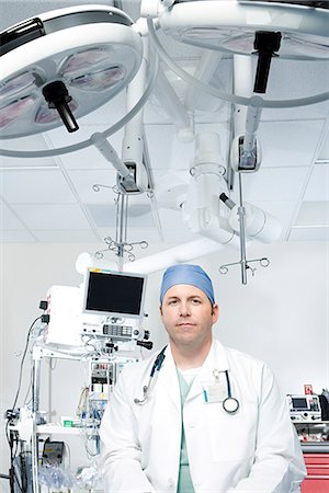 simsearch:6116-08915550,k - Surgeon in operating theatre Foto de stock - Sin royalties Premium, Código: 6116-08915727
