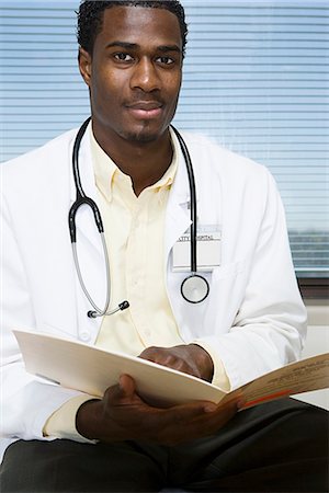 Doctor with file Stock Photo - Premium Royalty-Free, Code: 6116-08915730