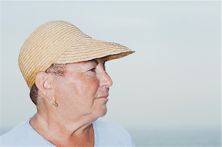 simsearch:6116-08915152,k - Woman wearing a straw hat Foto de stock - Sin royalties Premium, Código: 6116-08915852