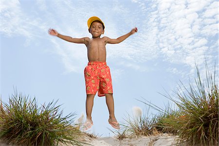 Boy jumping Photographie de stock - Premium Libres de Droits, Code: 6116-08915819