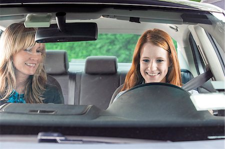 sedán - Teenager in car with driving instructor Photographie de stock - Premium Libres de Droits, Code: 6116-08916043