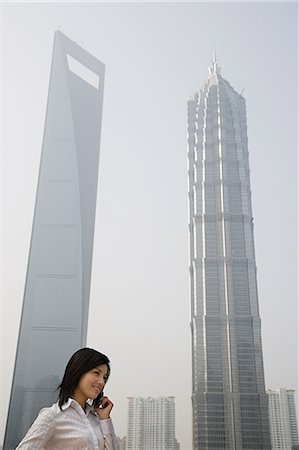 Chinese businesswoman near skyscrapers Foto de stock - Sin royalties Premium, Código: 6116-09013551