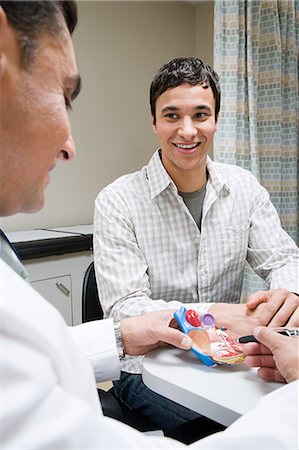 Doctor and patient with model heart Foto de stock - Sin royalties Premium, Código: 6116-09013573