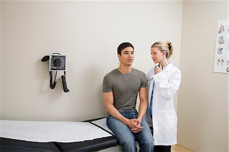 simsearch:6116-08915172,k - Doctor examining patient Stock Photo - Premium Royalty-Free, Code: 6116-09013577