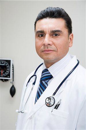 simsearch:400-07275966,k - Portrait of a doctor Foto de stock - Sin royalties Premium, Código: 6116-09013576