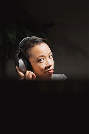 simsearch:649-07803570,k - Business woman wearing headphones Foto de stock - Sin royalties Premium, Código: 6116-09013650